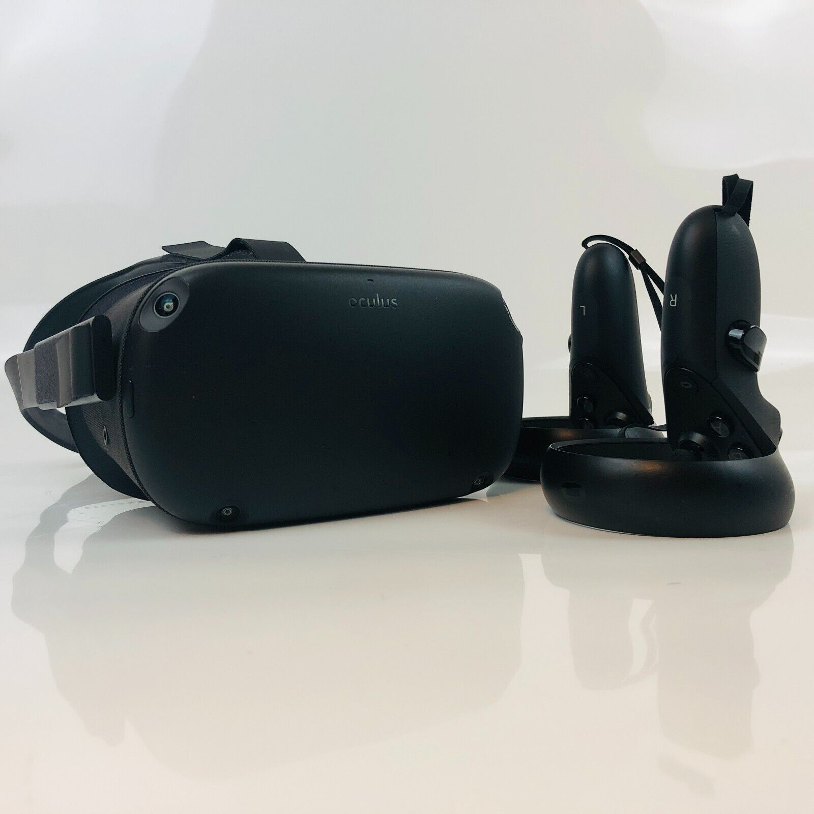 Oculus Quest 128GB Standalone VR Headset Built-in audio Oculus Quest 128GB Standalone VR Headset Built-in audio