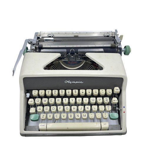 Vintage Olympia Typewriter De Luxe Werke AG Wilhelmshaven Vintage Olympia Typewriter De Luxe Werke AG Wilhelmshaven