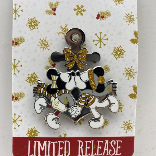 Disney Cruise Lines Holiday 2020 Mickey & Minnie Mouse Kissing LR Pin