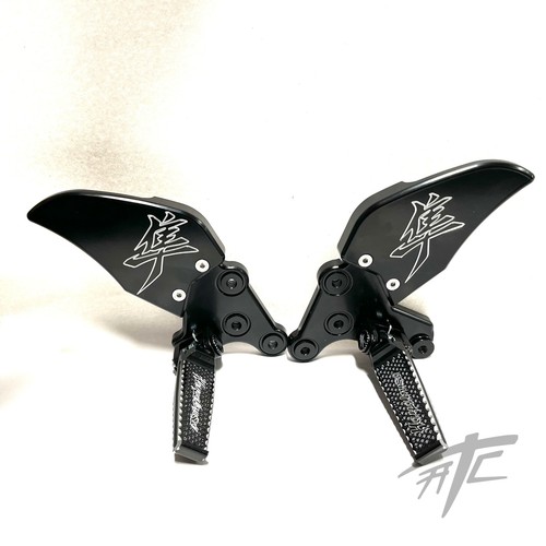 HAYABUSA BLACK CONTRAST KANJI FOOT PEG BRACKET, PINS 2022