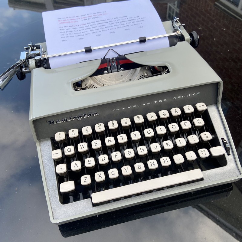 195x Remington TravelRiter DeLuxe on the Typewriter Database