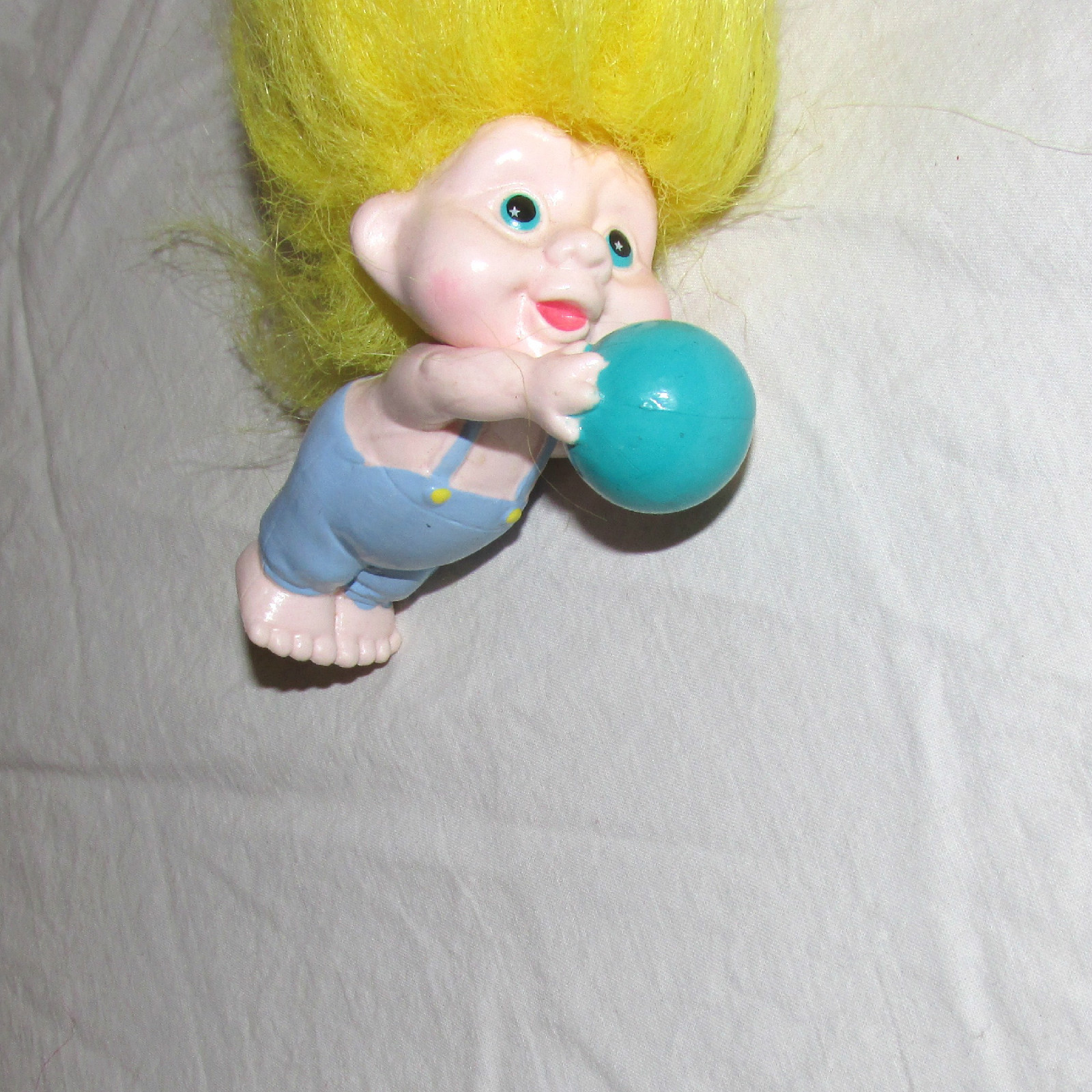 1 BABY APPLAUSE TROLL 1991 Magic BabY NEW OLD STOCK   PLAYING BALL