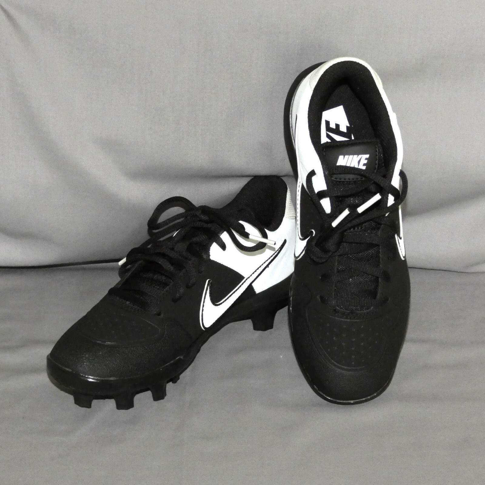 size 8 men's baseball & softball shoes