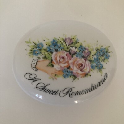 Avon A Sweet Remembrance Oval Trinket Box Vintage 1982