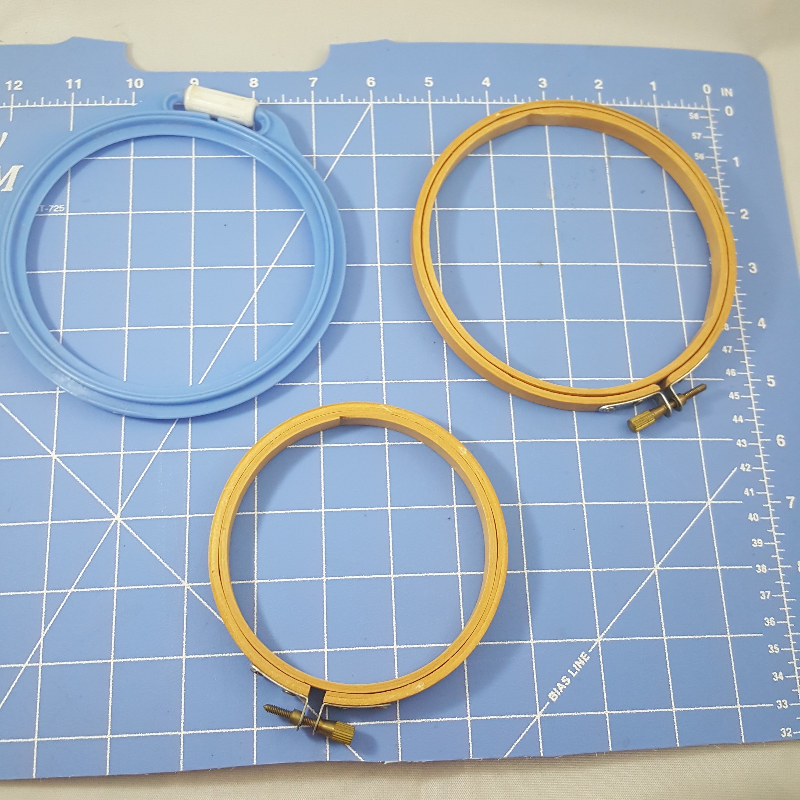 Embroidery hoops lot 3 needlepoint cross stitch arts crafts wood plastic small