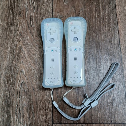 Pair Of OEM Nintendo White Wii Remotes W/Straps And Sleeves RVL003の