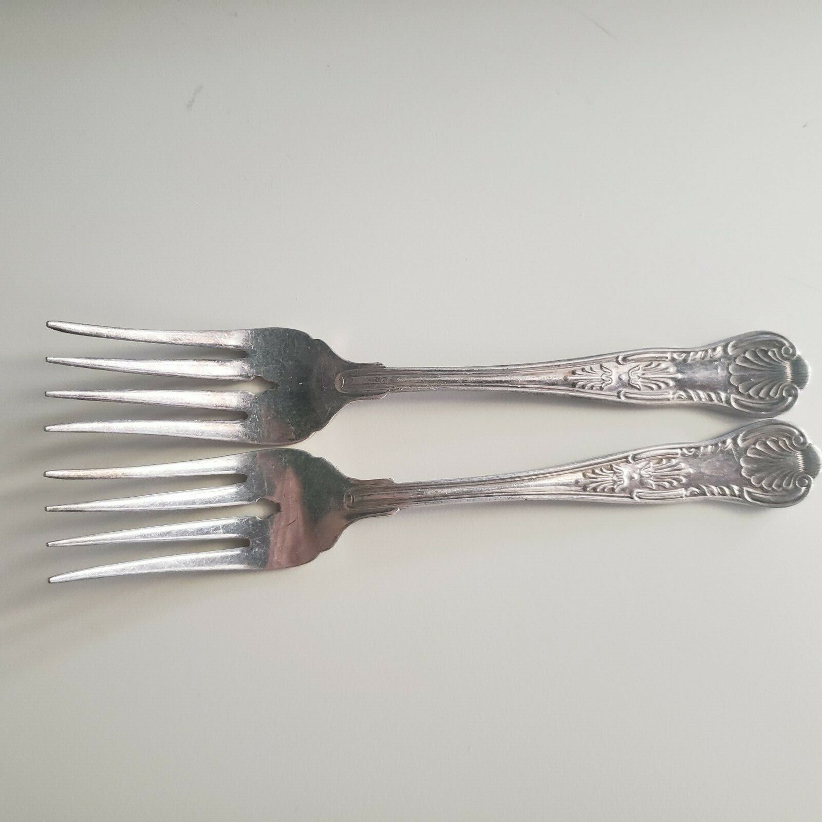 2 ANTIQUE VINTAGE COLLECTIBLE FORKS 6.25 2 ANTIQUE VINTAGE COLLECTIBLE FORKS 6.25