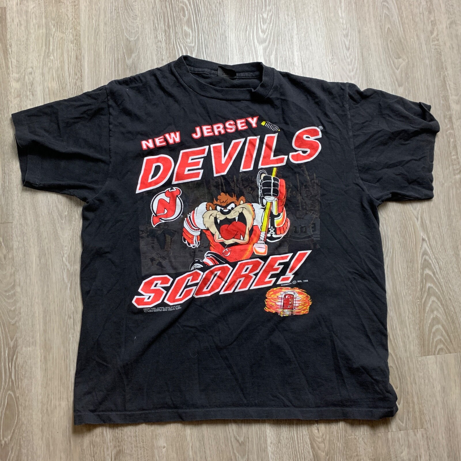 

Изменения NHL New Jersey Devils Taz Looney Tunes Vintage Black Red T-Shirt Mens, Черный