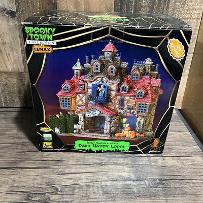 NIB  Lemax Spooky Town ''Dark Haven Lodge'' Halloween Village House