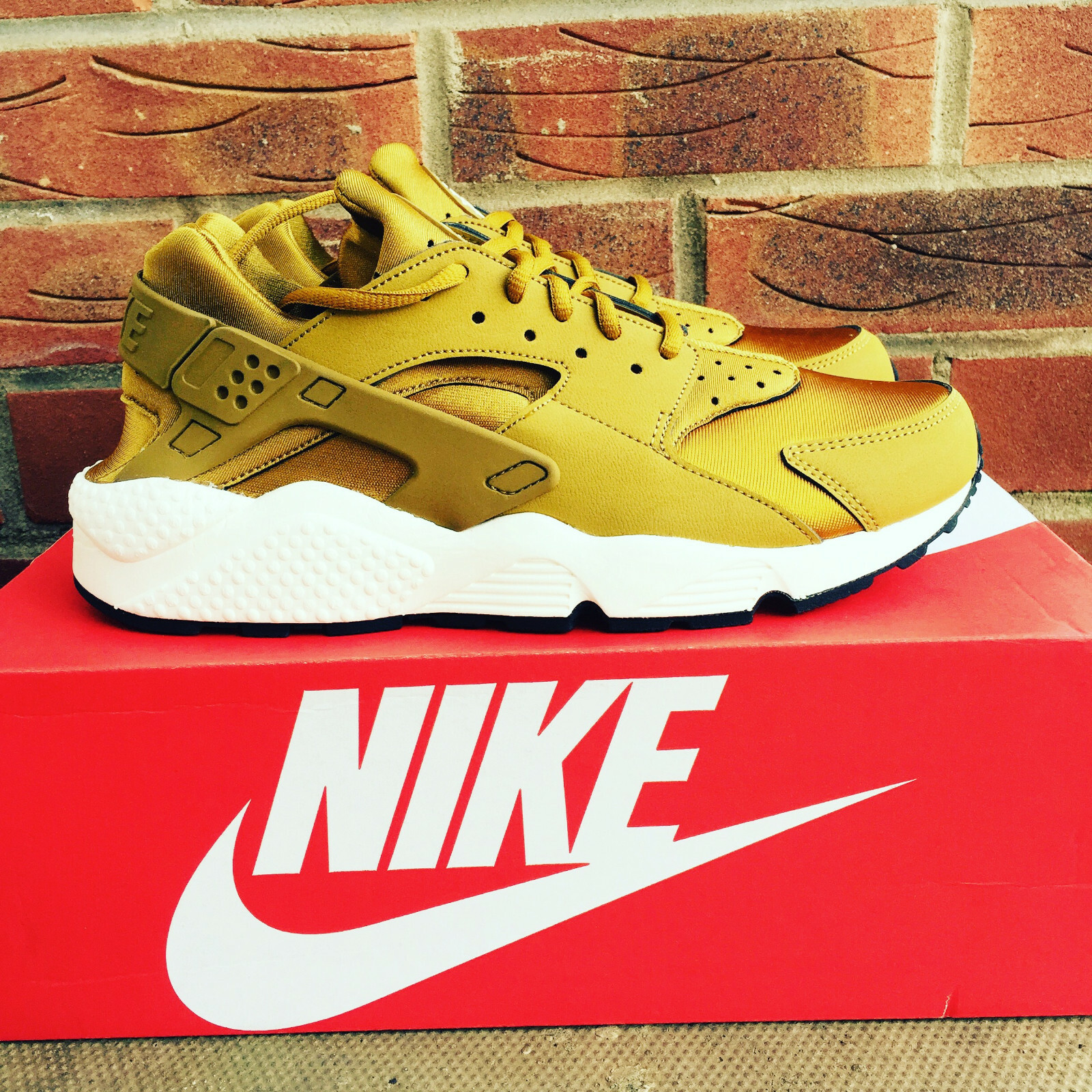 nike air huarache 5.5 womens yellow