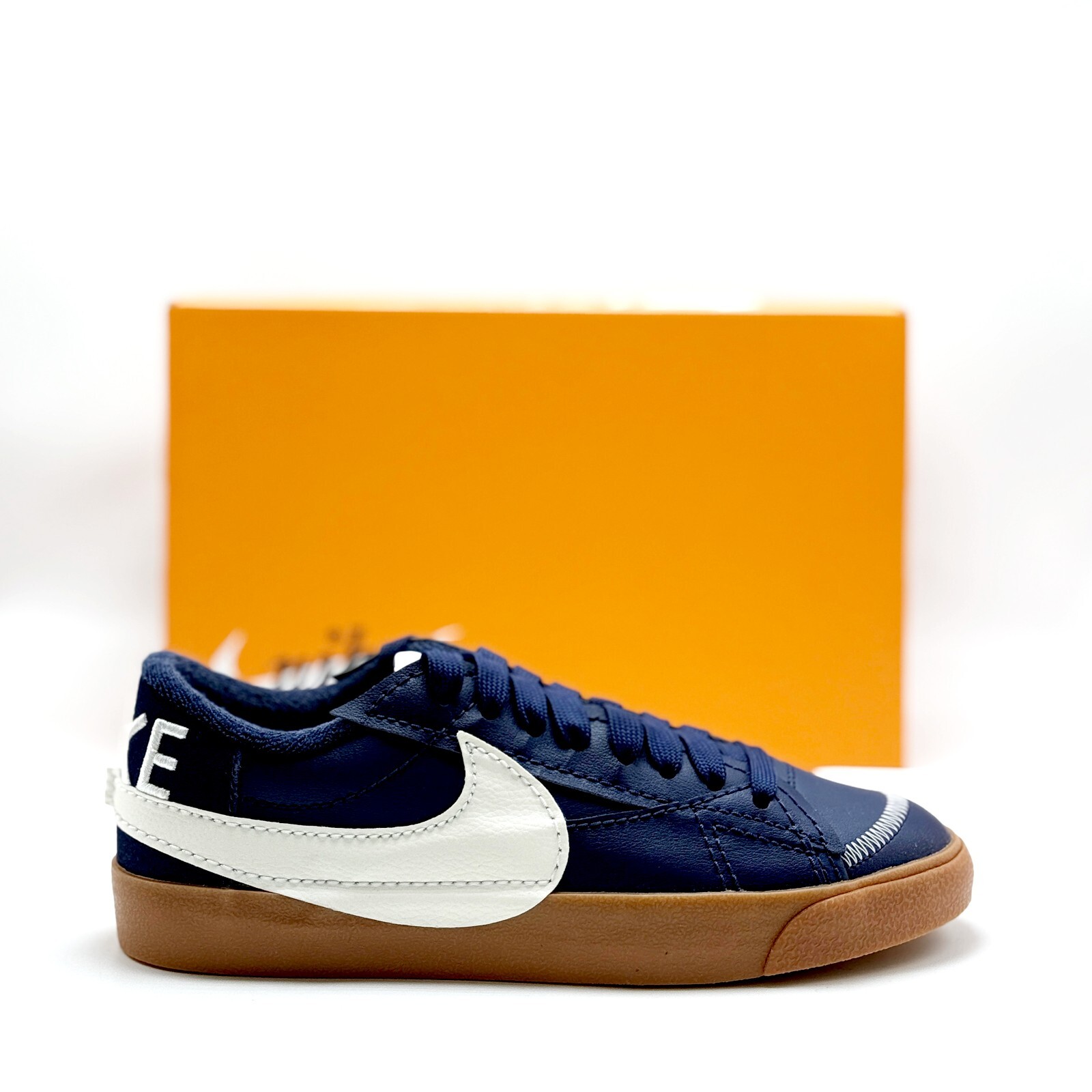 シューズ NIKE BLAZER LOW '77 JUMBO WNTR NIKE BLAZER LOW '77 JUMBO WNTR | White Men's Sneakers | YOOX