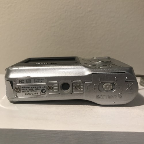 Nikon COOLPIX L3 5.1MP Digital Camera - Silver (NOT WORKING FOR PARTS OR CRAFTS)