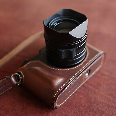 New type / Leica Q2 case with Battery & SD card door / Arte di mano