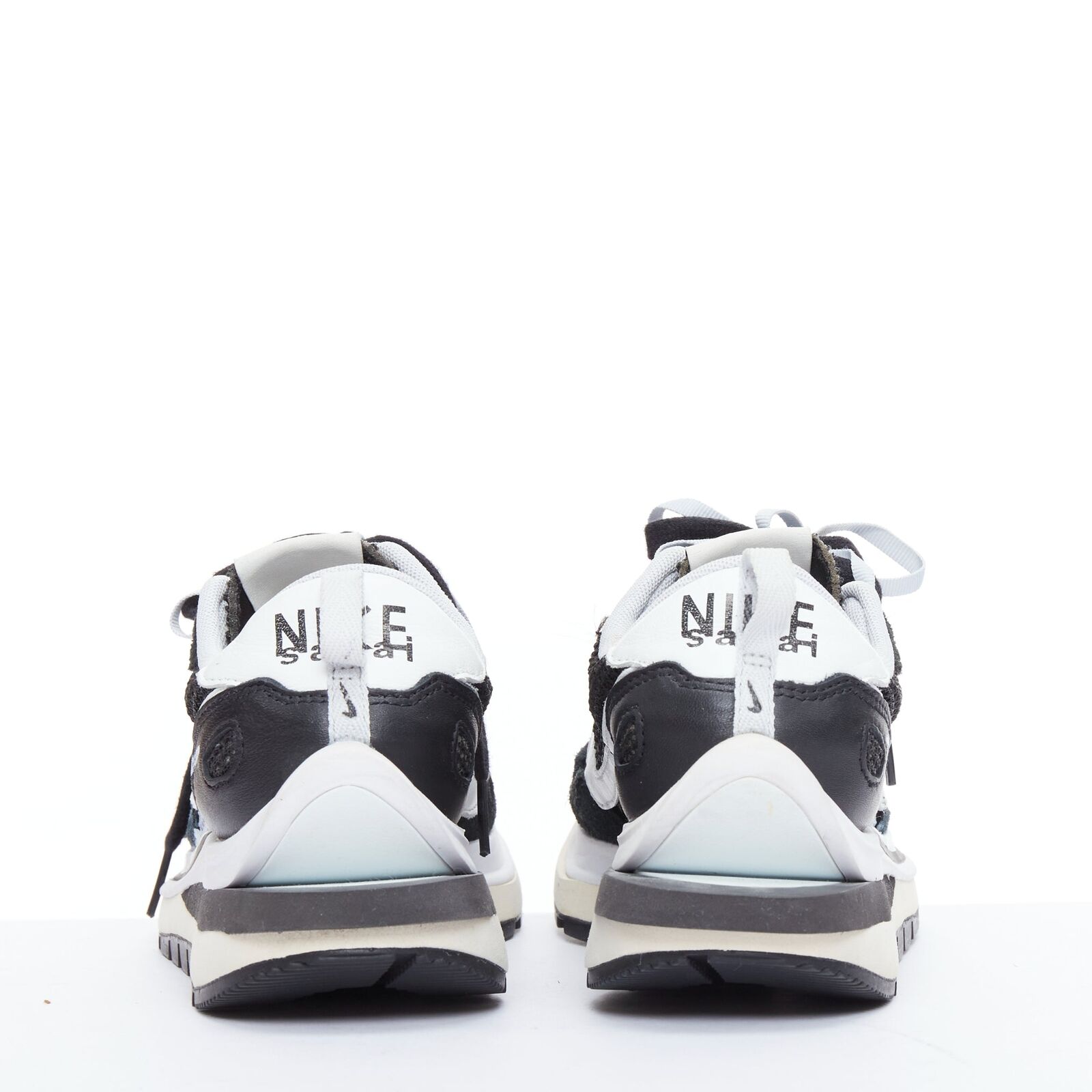 NIKE SACAI VaporWaffle black white mesh laced up sneakers NIKE SACAI VaporWaffle black white mesh laced up sneakers