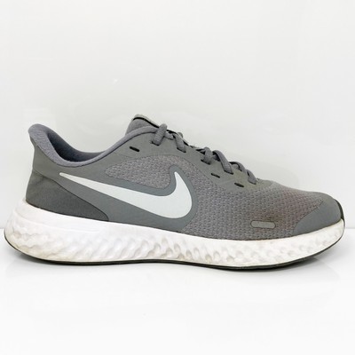 

Nike Boys Revolution 5 BQ5671-004 Серые кроссовки для бега Размер 6 Y, Серый, Revolution 5