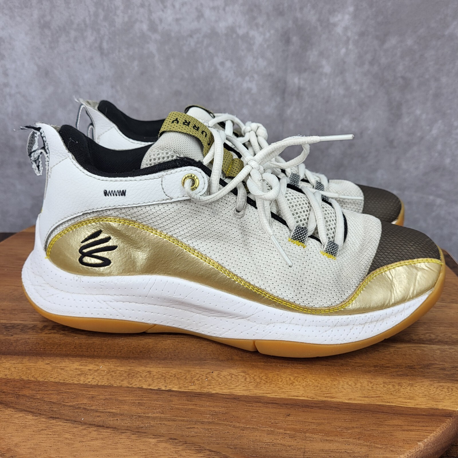 steph curry white and gold shoes