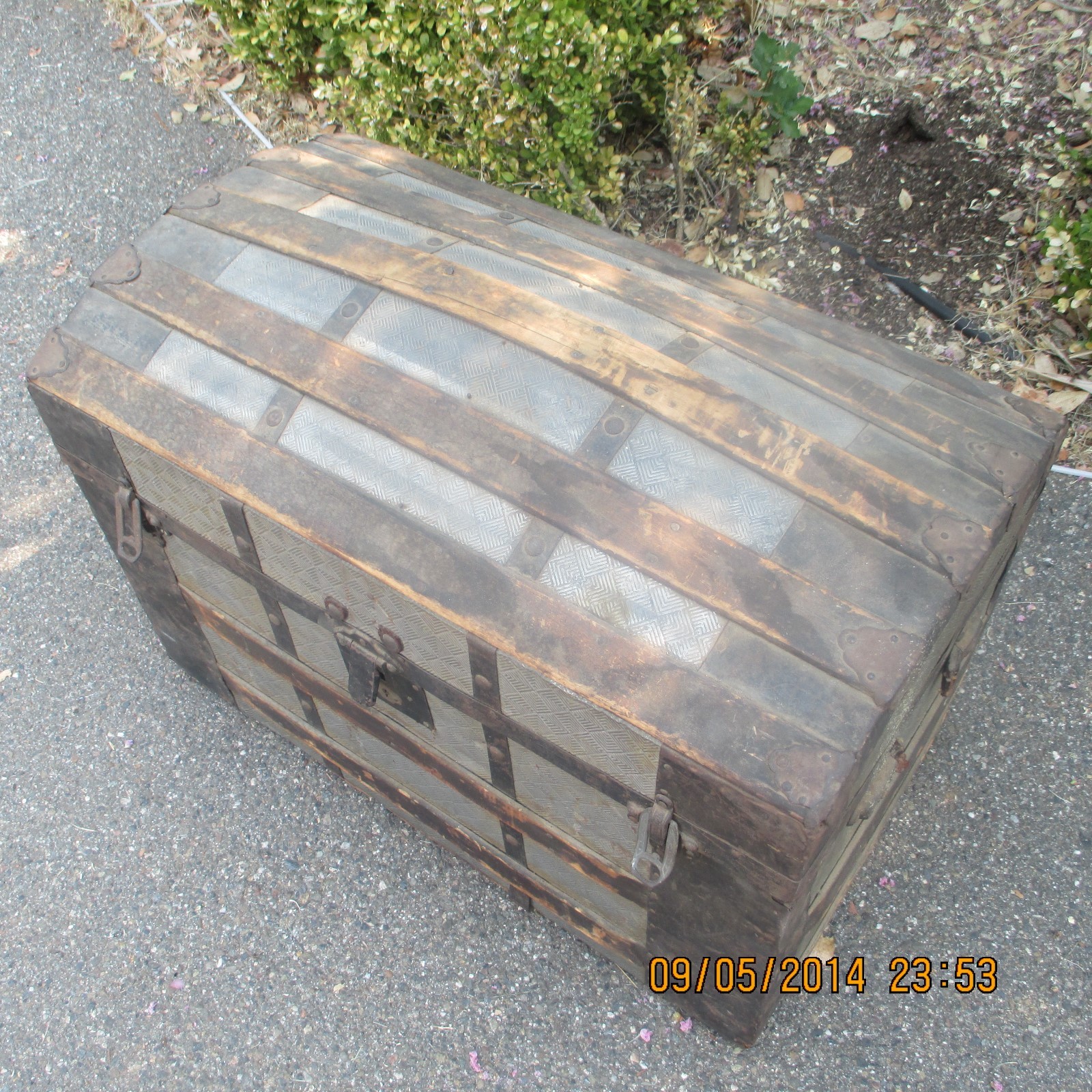 ANTIQUE /VINTAGE WOOD CAMEL/HUMP BACK TRAVEL TRUNK- 28
