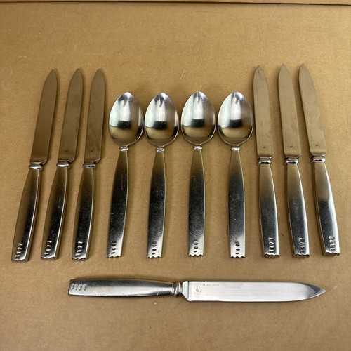 -7 Knives/4 Spoons