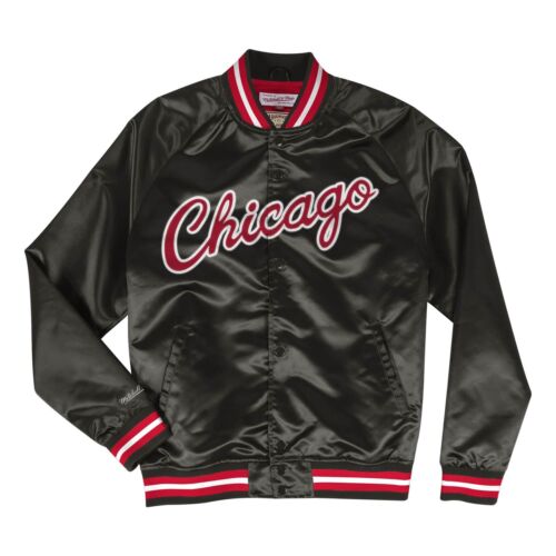 

ОБЛЕГЧЕННАЯ АТЛАСНАЯ КУРТКА НБА MITCHELL - NESS CHICAGO BULLS, Черный