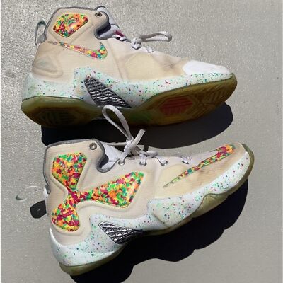 Lebron James 特製フィギュア　with fruity pebbles Lebron James 特製フィギュア with fruity pebbles