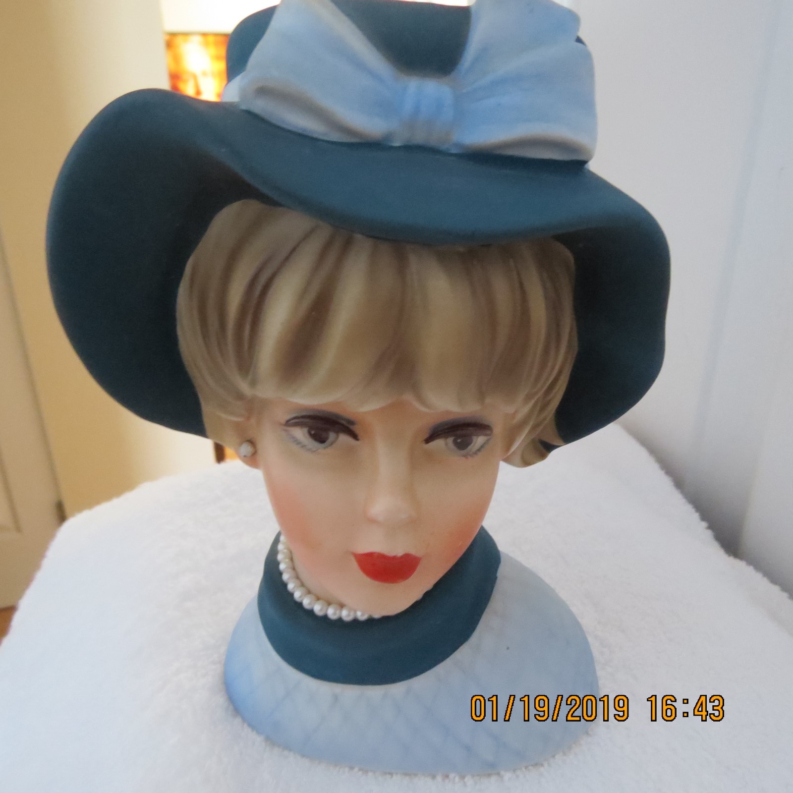 VINTAGE HEADVASE DORIS DAY 7''1/2 X5'' DIAMETER BLUE HAT&BOW NAPCOWARE 7495 WOW