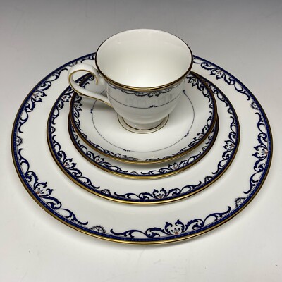 Lenox Royal Scroll 5 piece place setting - 24K gold band, Bone China 