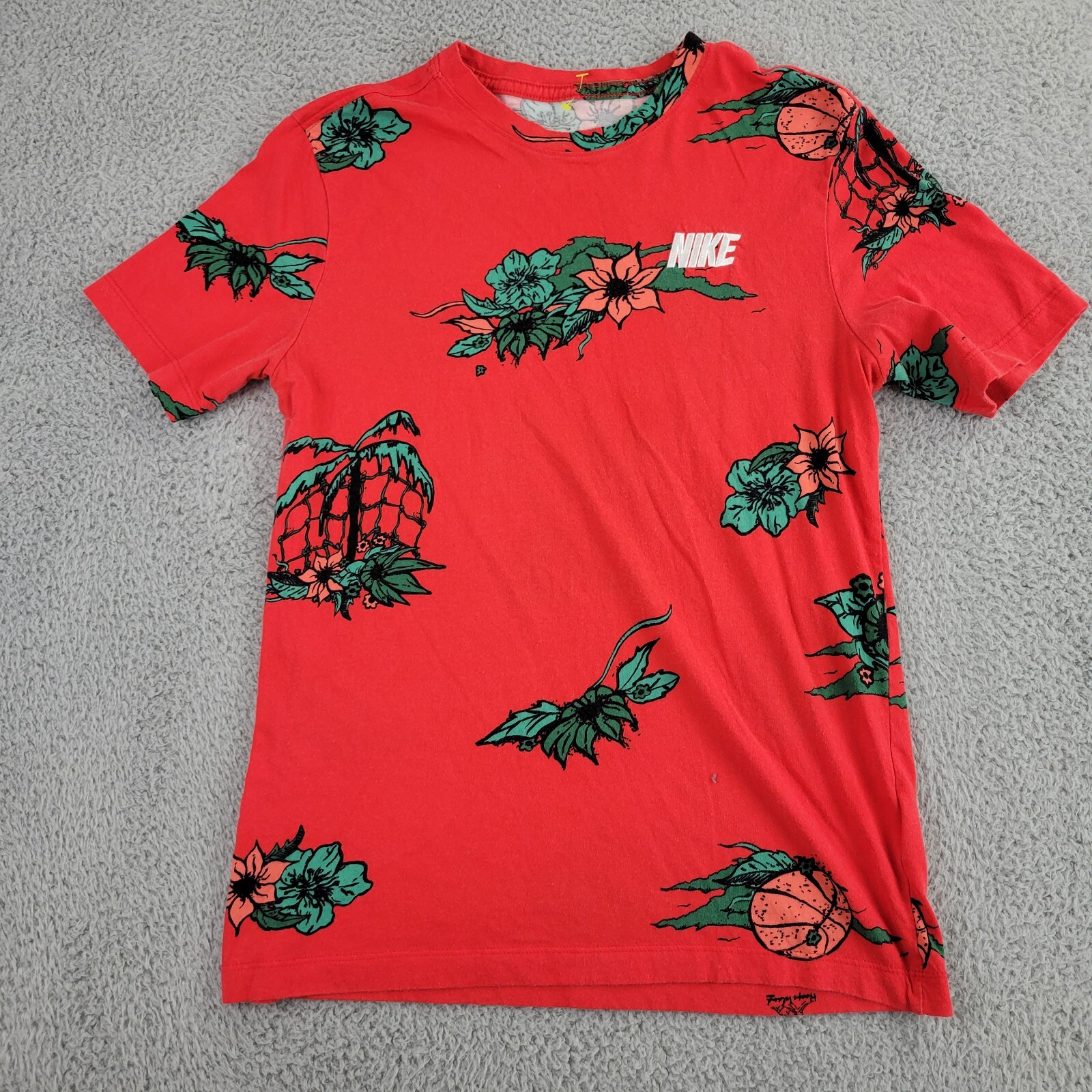 NIKE シャツ　半袖　Ｍサイズ　希少 NIKE Tシャツ Mサイズ 希少 ホワイト スニーカー柄 古着 半袖