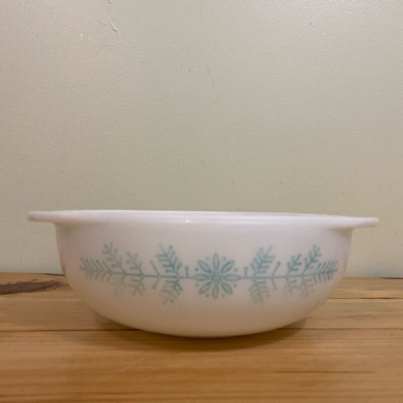 Vintage Pyrex Turquoise Blue White Frosted Garland Snowflake 023 1 1/2 qt