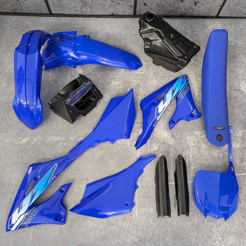 Restyle Plastics + Seat + Fuel tank + Decals Yamaha