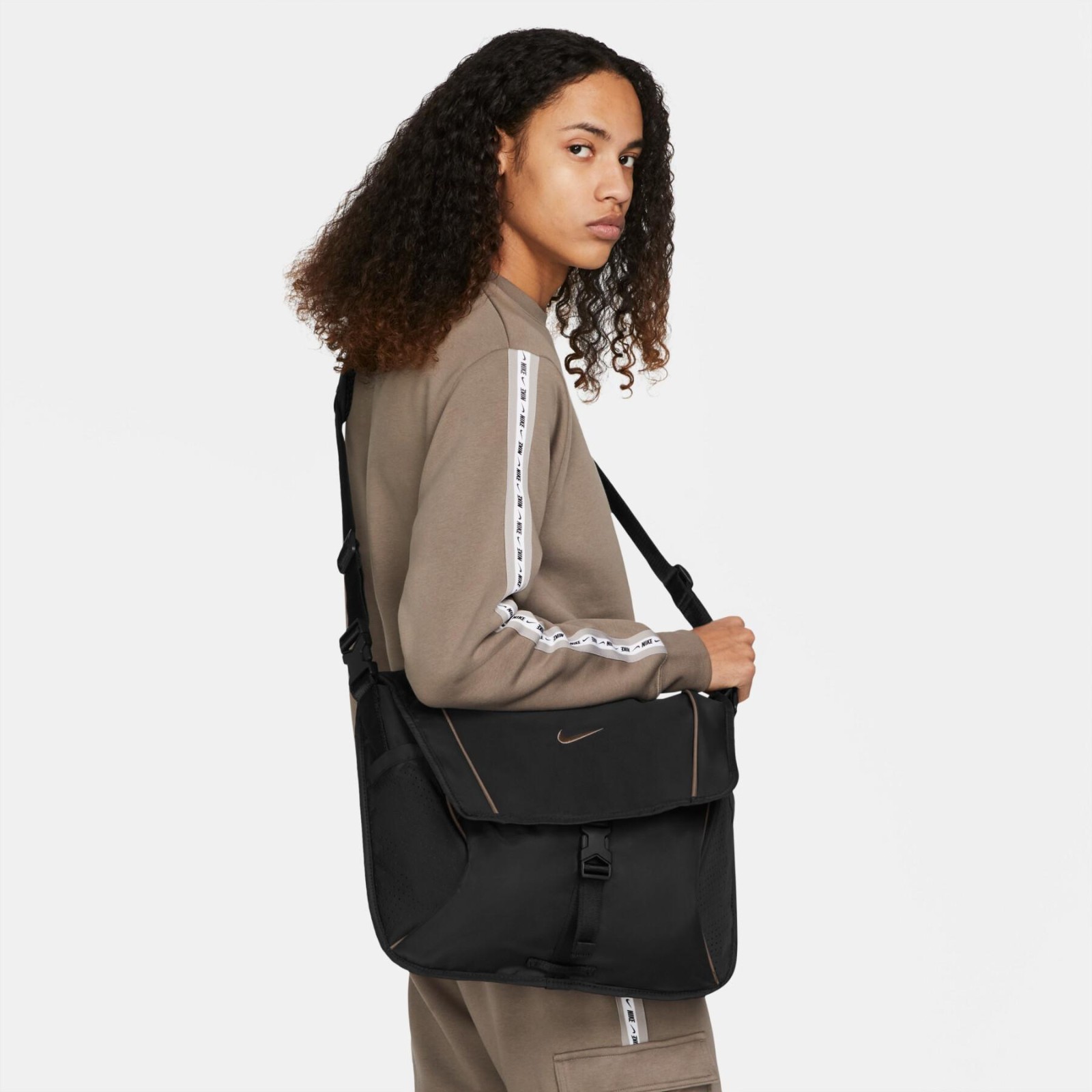 バッグ Deadstock Nike Messenger Bag $_57.JPG?set_id=880000500F