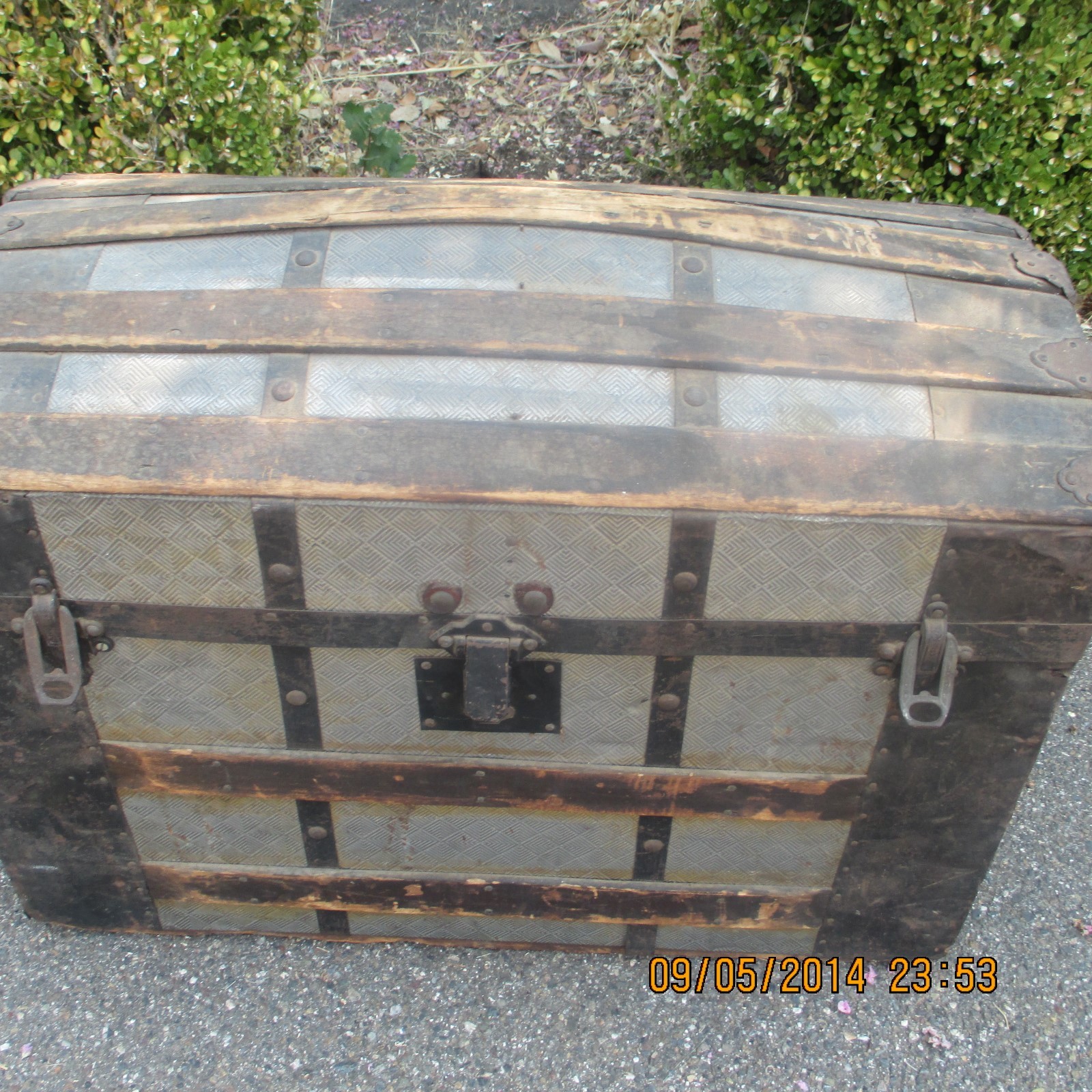 ANTIQUE /VINTAGE WOOD CAMEL/HUMP BACK TRAVEL TRUNK- 28