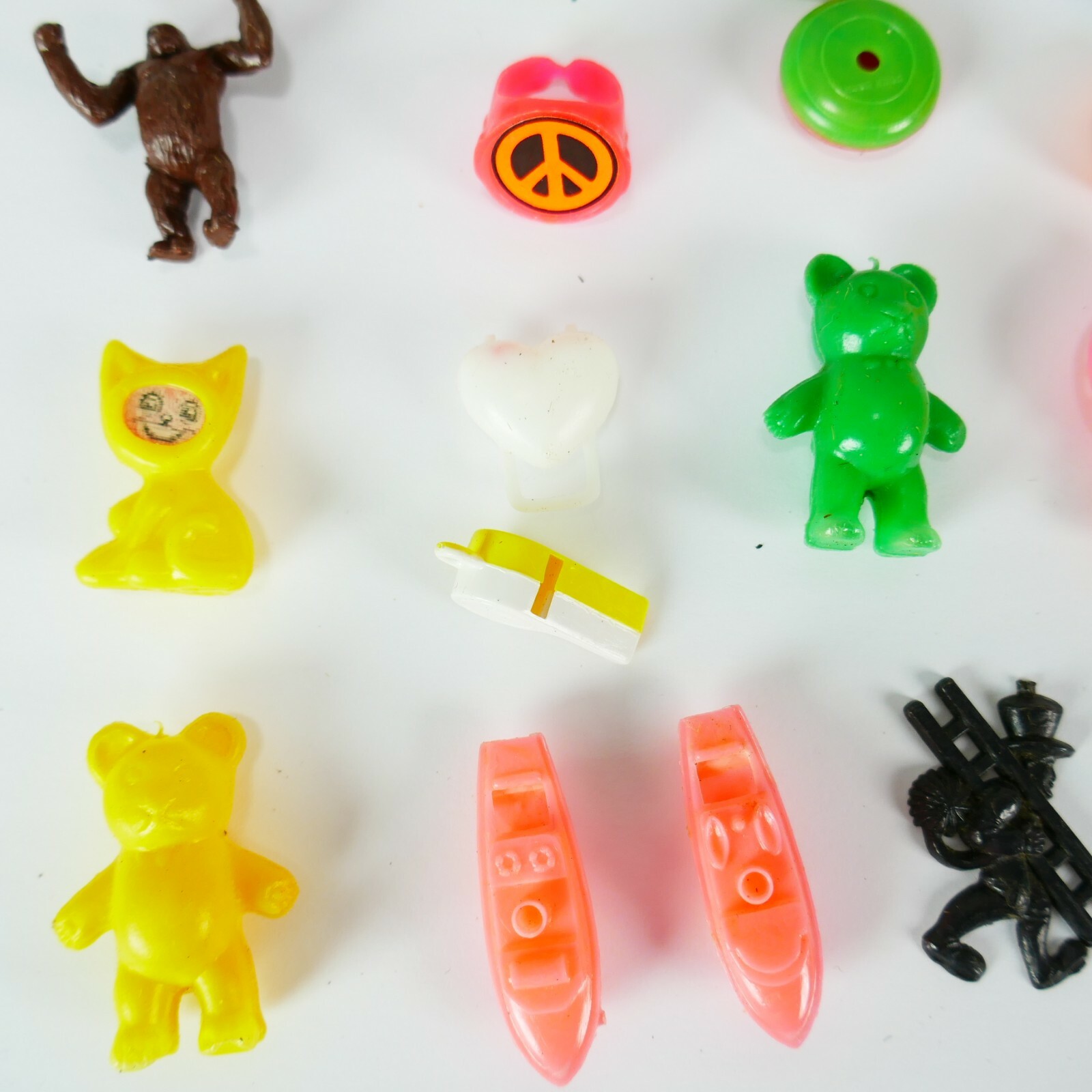 LOT 30 VTG CRACKER JACK GUMBALL MACHINE PRIZES CHARMS Cereal TOYS Hong Kong