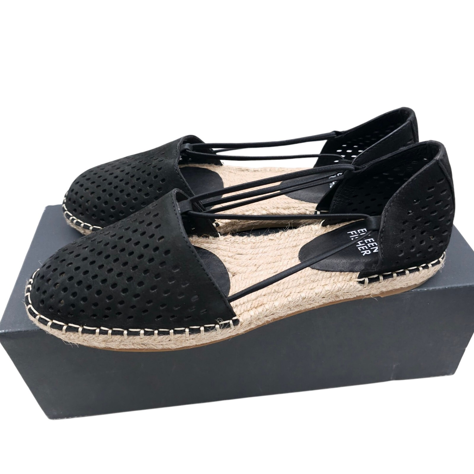 Angled front view with bag zipped and handles upright.