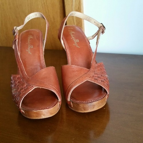 Vintage Cognac Basketweave Leather Slingback Heels Wood Bottom Studs 1970s