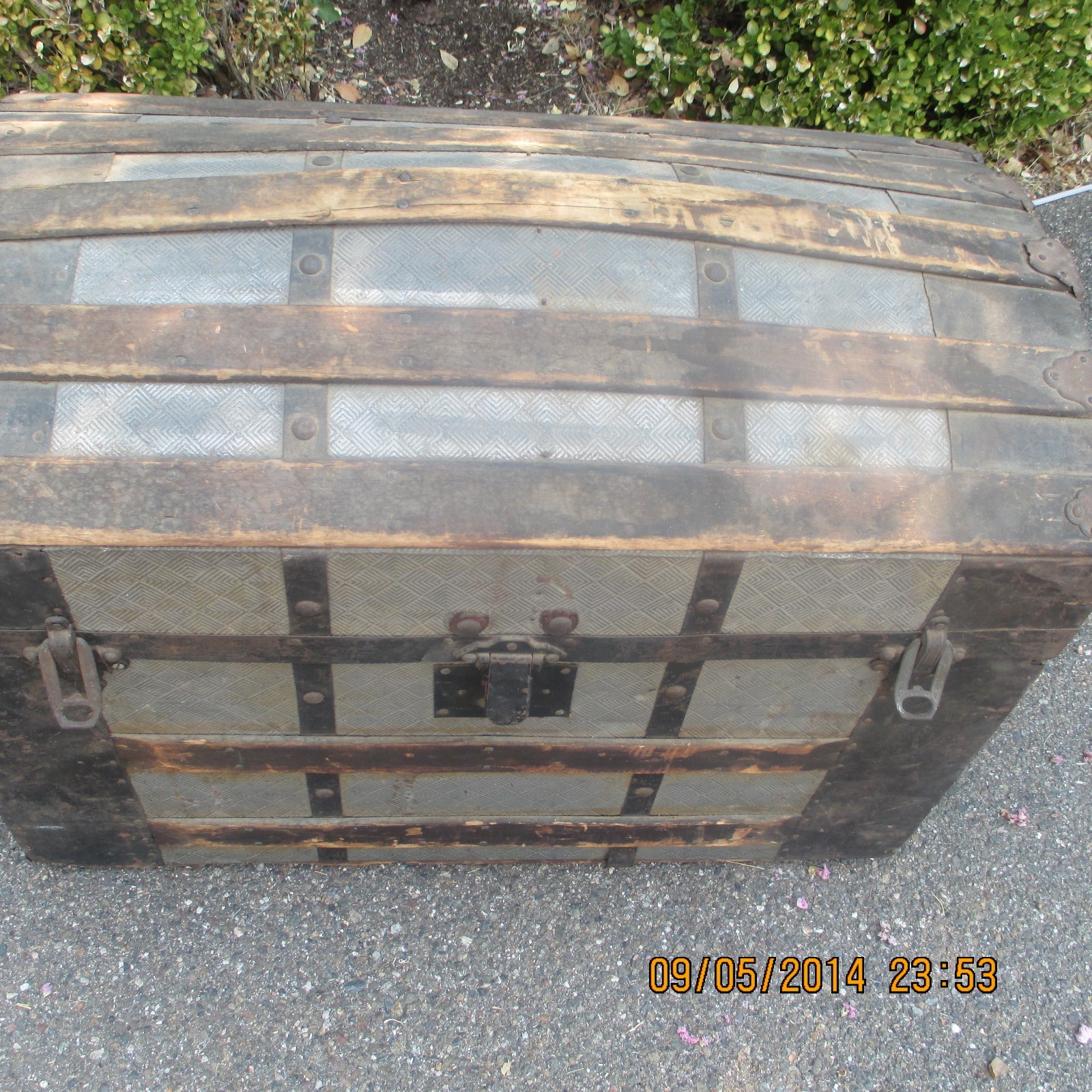 ANTIQUE /VINTAGE WOOD CAMEL/HUMP BACK TRAVEL TRUNK- 28