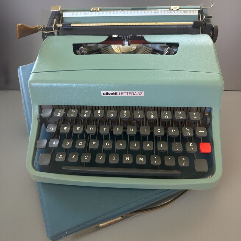 Vintage Olivetti Lettera 32 Portable Typewriter