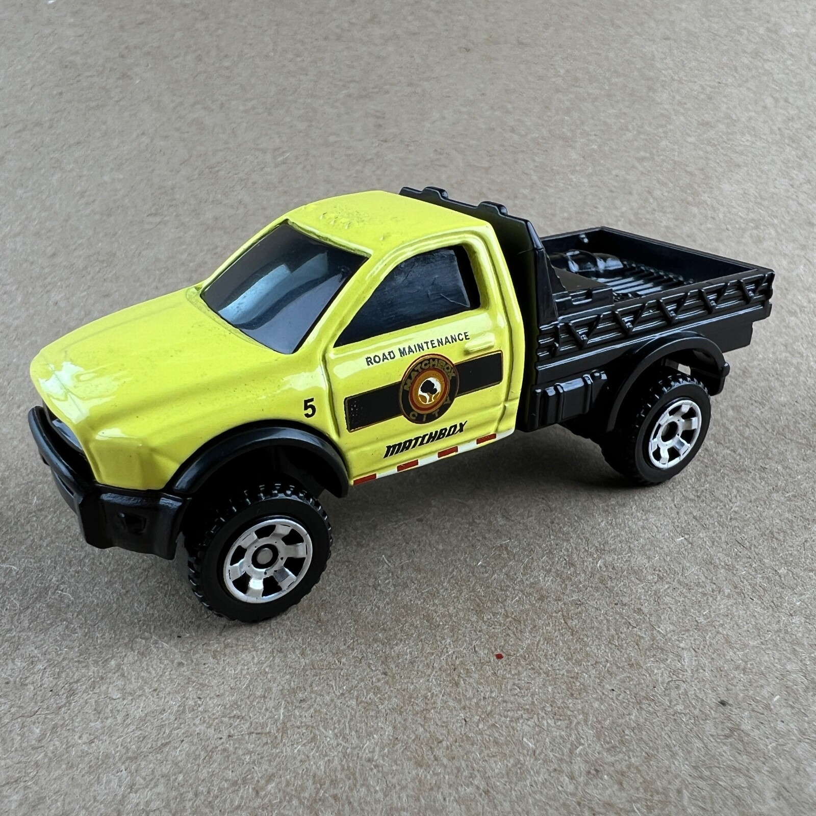 Matchbox Ram Flatbed Truck 2016 – Modellauto 1:64, Mit Pull-Back-Funktion, Für Kinder & Sammler