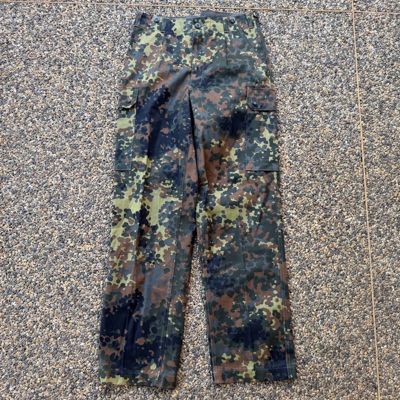 パンツ vintage Germany  Camo Over Pants Vintage German Military Pants Mens Fits 32x33 Flecktarn Camo