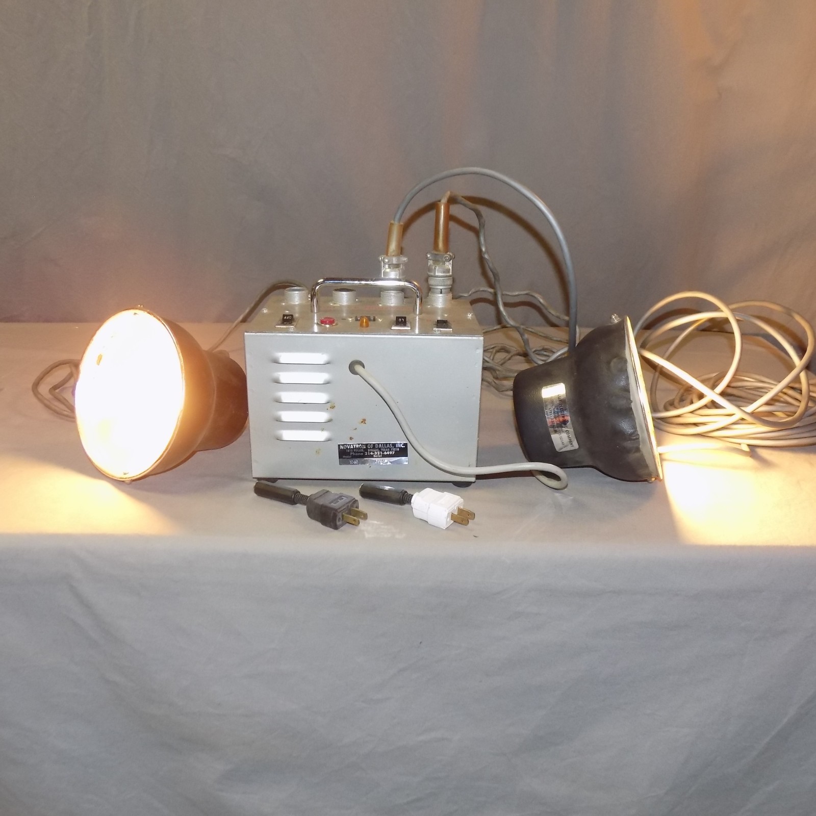 NOVATRON 440HDX POWER PACK with 2 FLASH HEADS Lighting Set tested & works