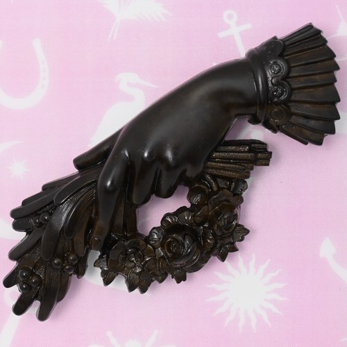 Vaquera ブラック ビッグフラワーロゼッタ ブローチ バッジ ピン Antique Victorian Mourning Large Hand Holding Wreath Vulcanite