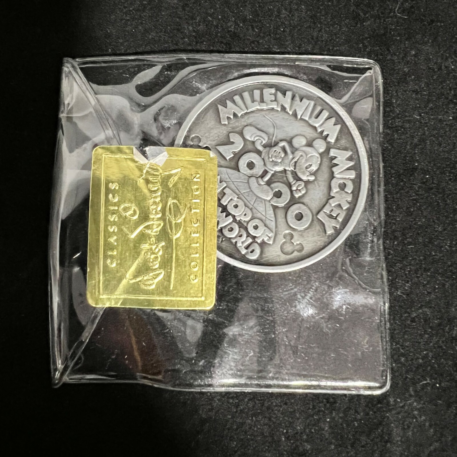 Walt Disney Millennium Mickey On Top Of The World 2000 Coin