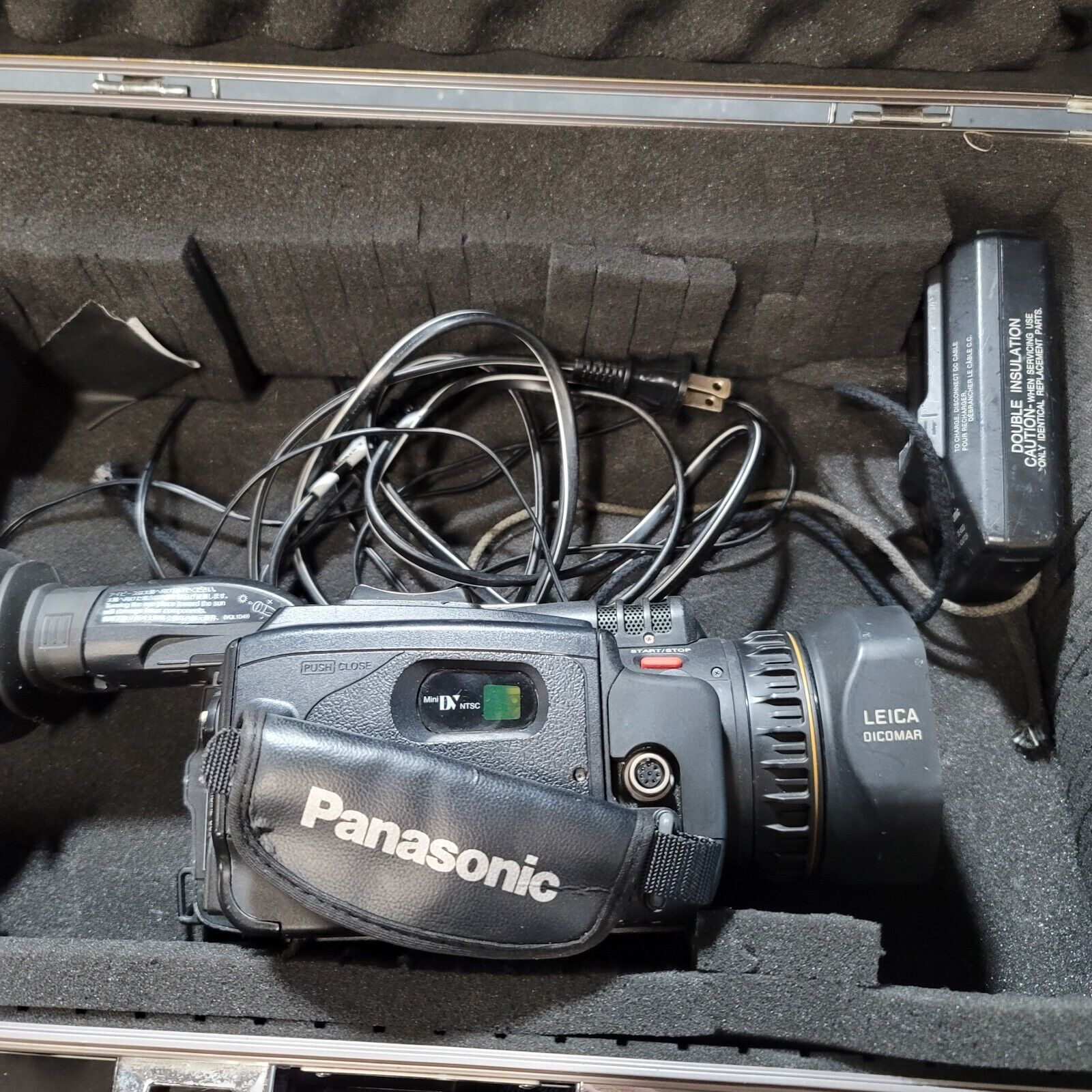 Panasonic AG-DVC30 3CCD 16X Zoom Digital Video Camera Recorder w/ Case Panasonic AG-DVC30 3CCD 16X Zoom Digital Video Camera Recorder w/ Case