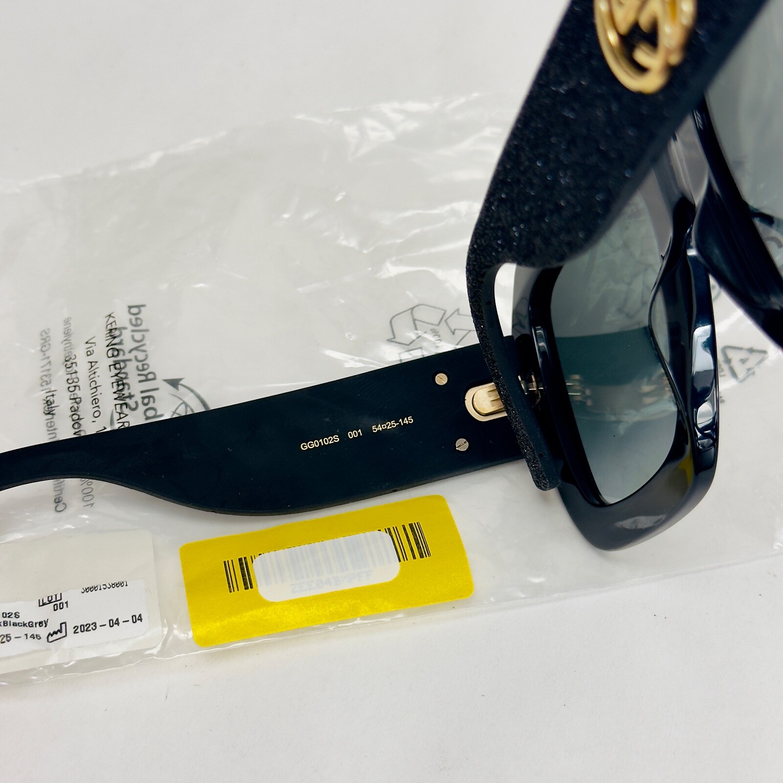 Pre-owned Gucci Glitter 0102 Oversized Rectangular Black Rubber Sunglasses Gg0102s 001 In Gray