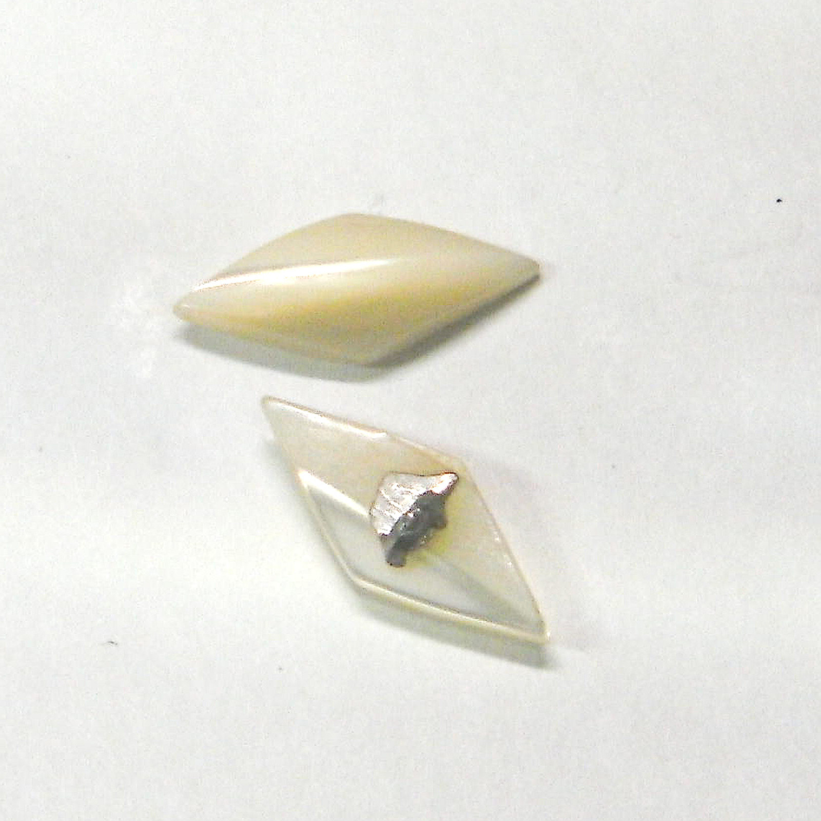 VINTAGE THOS A CRAIG JEWELER MOTHER OF PEARL DIAMOND SHAPED BUTTONS METAL SHANK