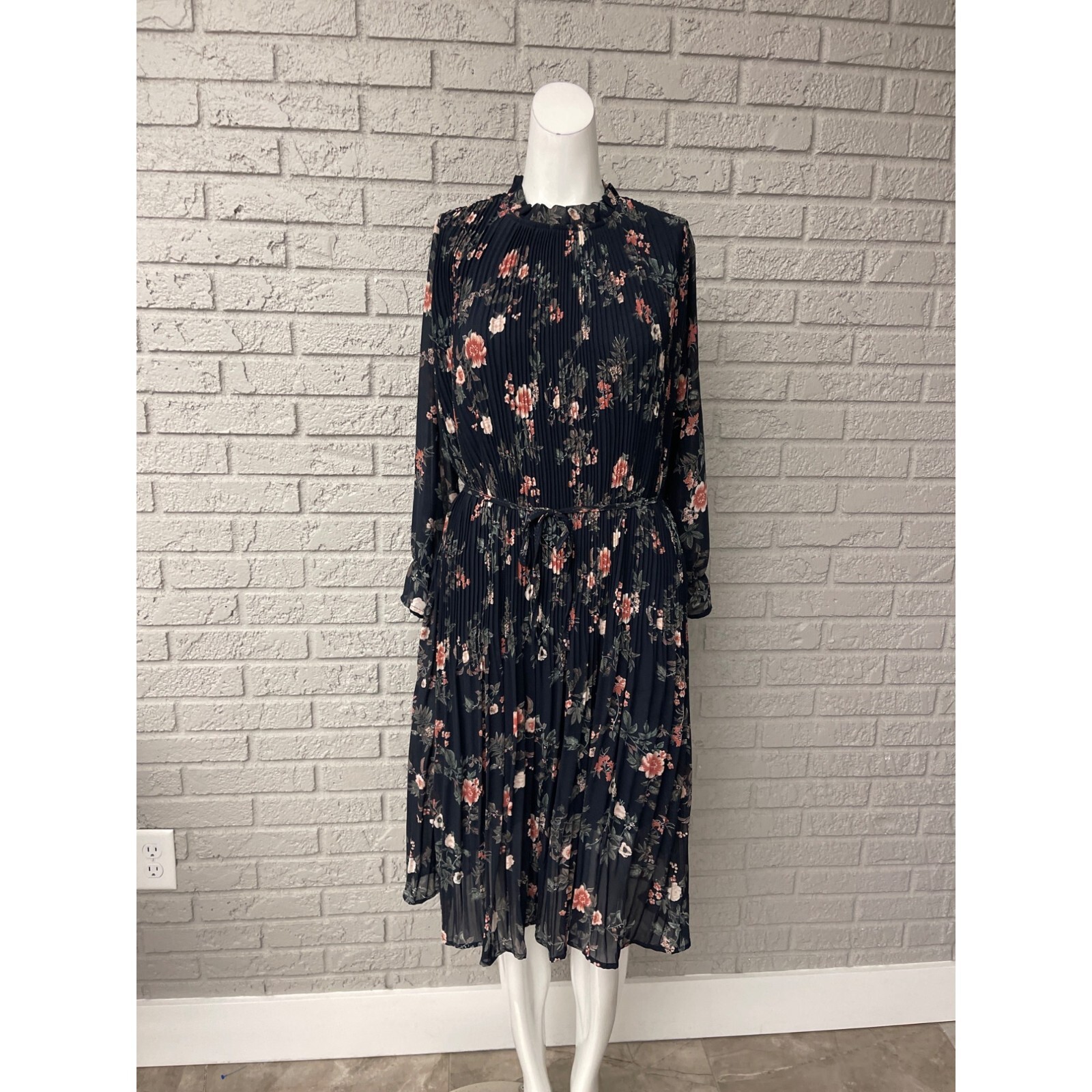 Elegant Floral Pleated Chiffon Midi Dress with Long Sleeve