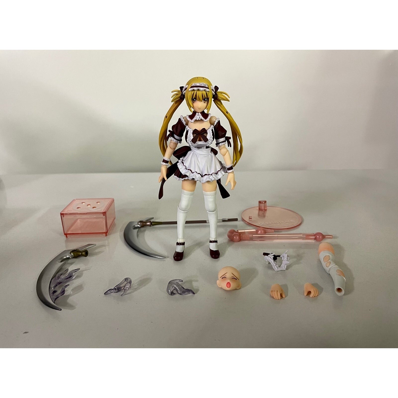 リボルテック アイリ　REVOLTECH QUEEN'S BLADE AIRI Amazon.com: Revoltech Queens Blade: 002-EX Airi 2P Color PVC