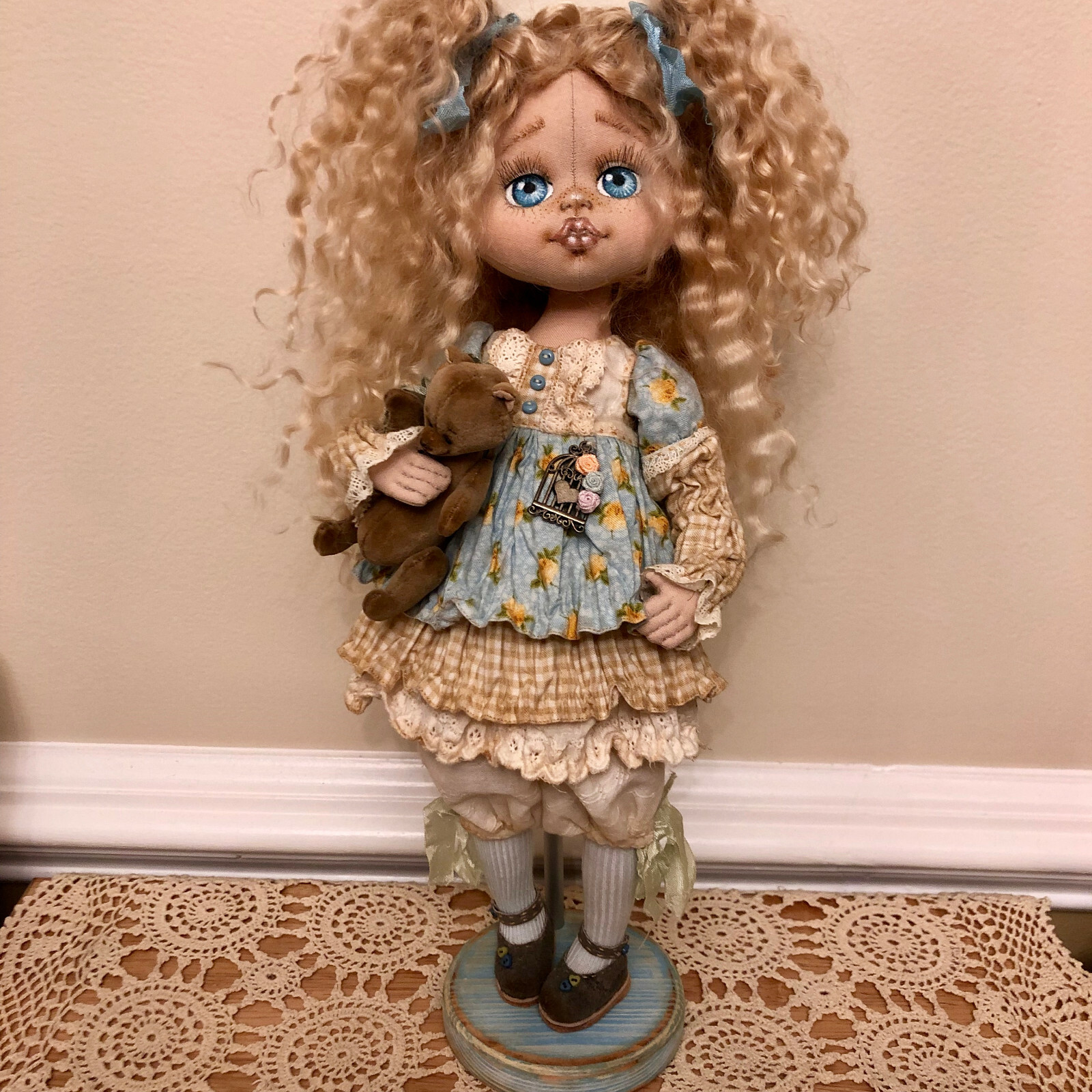 Alice in wonderland. Textute doll.