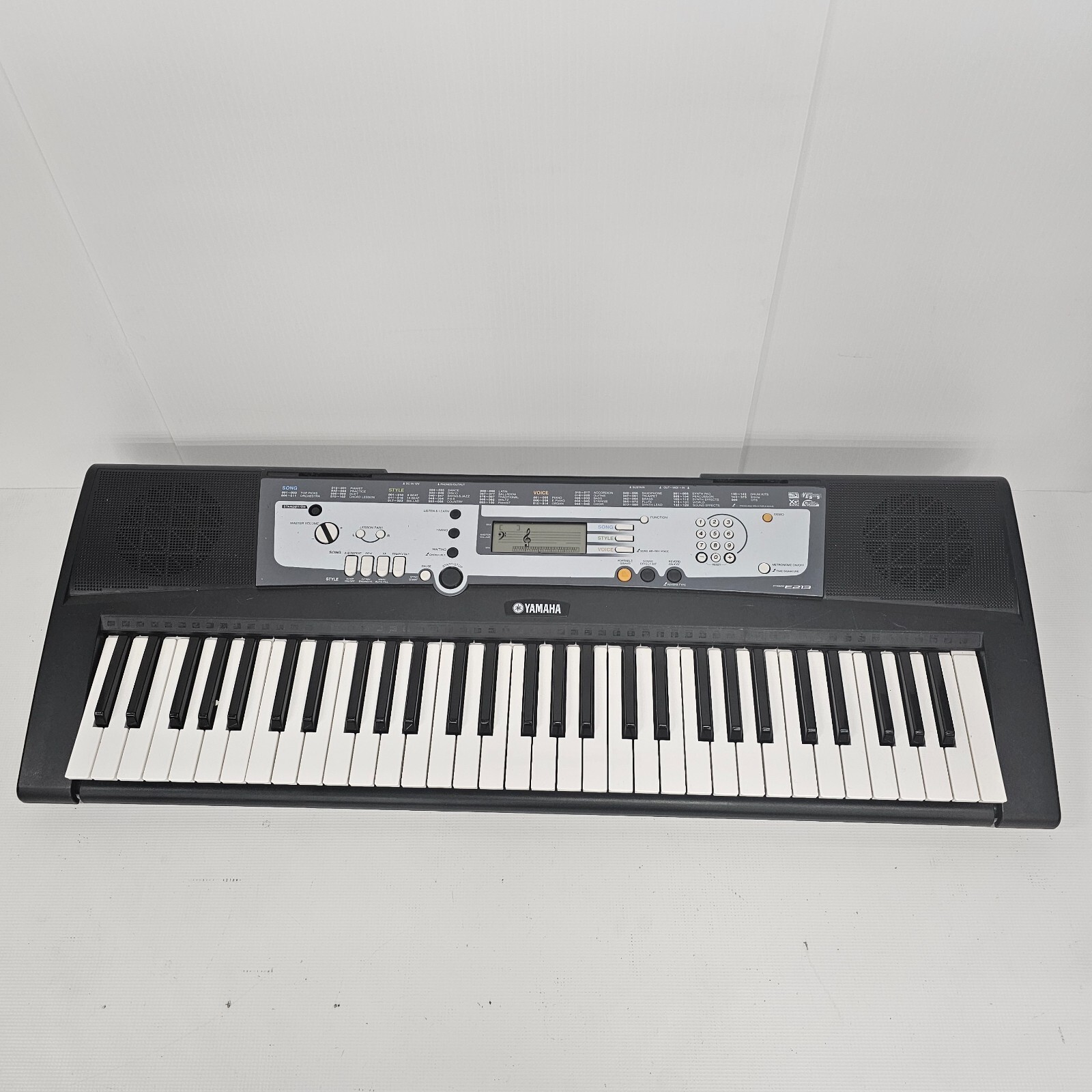 61鍵盤のYAMAHA PSR-E213 Yamaha PSR-E213 Portable Keyboard | Guitar Center