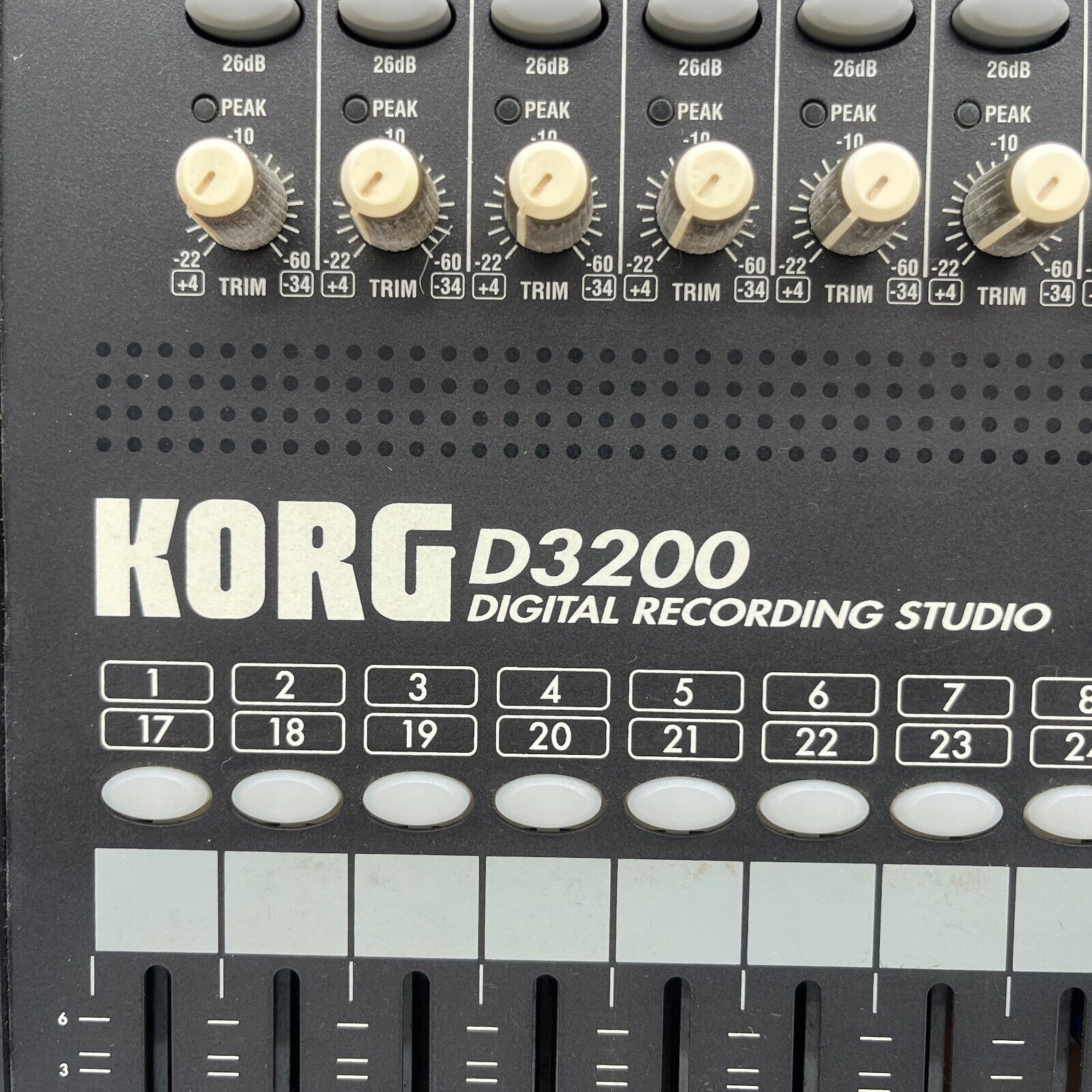 Korg D3200 Digital Recording Studio Desktop Multi-Track Korg D3200 Digital Recording Studio Desktop Multi-Track