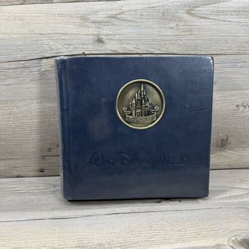 Walt Disney World Memories Medallion Photo Album 200 4x6 Photos Scrapbook New